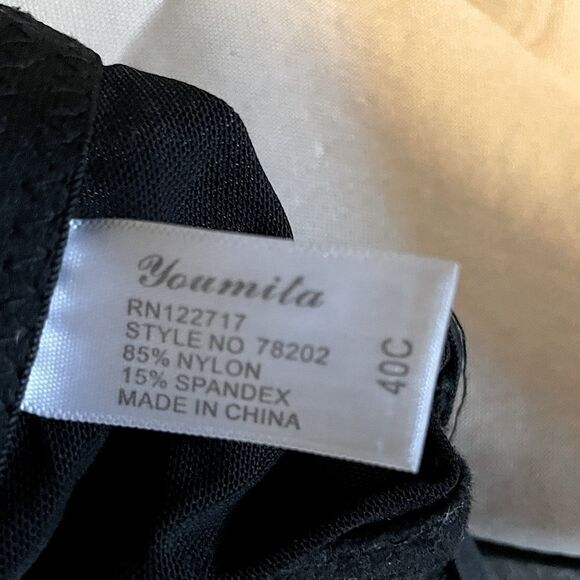 Youmita Black and Cream Lace, Front Clasp Bra. 40C. - Picture 4 of 4